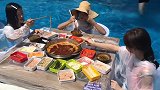重庆游客坐冰桶里吃火锅 网友：没有什么能阻挡在重庆吃火锅