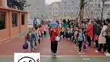 一年级接孩子井然有序，孩子们排队整齐，家长也按照号码排队