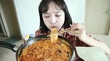 辣芝士外国风味的中国宽粉，看起来很有食欲