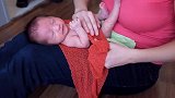 新生儿蚕茧式襁褓，很多人见过，却不知道怎么弄