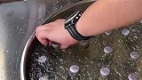 男子将可乐拿起，疯狂敲击瓶身使其结冰