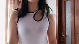 美女手扭到了