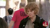 国外爆笑街头恶搞：女子崴脚被急救员大力正骨术，路人听的心惊惊