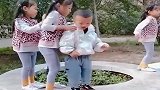 二胎生了个弟弟，整天跟三个姐姐就这状态，以后估计要宠上天了