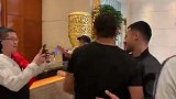 埃克森抵达酒店与李可寒暄 结束休假心情不错