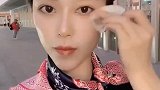 空姐机场卸妆，路人惊呆了