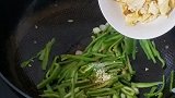 两分钟教会你一道尖椒炒蛋，做法简单，还超级下饭！