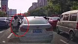 女司机出手对打，路怒何时了？