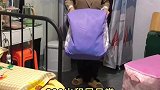 收拾不穿的衣服，满满两袋子太重了