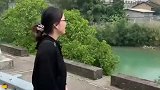 越南阿妹隔着河跟中国小伙打招呼！