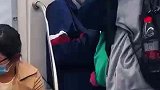 地铁上男生细心护住，身旁站着的女友，这就是青春的样子