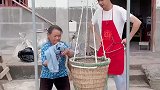 家里停电了，奶奶自制“甩干机”，奶奶真是太聪明了！
