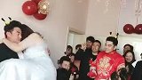 抱着伴娘做下蹲，伴郎太难了！