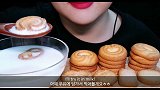 小姐姐吃丹麦黄油曲奇配牛奶，香甜可口真好吃呀