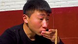 小伙做“东坡肉”配一大碗米饭，来几颗蒜，端着吃，真爽，超过瘾