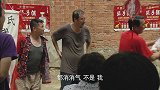 影视：大爷用假砖表演劈砖，怎料大婶偷偷换成真砖，这下精彩了