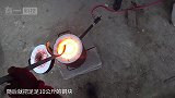 防弹玻璃到底有多结实，老外把熔铜倒在上面，结果出乎意料！