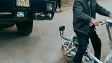 这世间没有什么能难倒我大爷，本事真的大，电动车拉半挂！