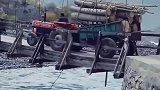 拖拉机过浮桥