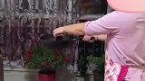 女子为房间消毒，滚烫的铁锅配上食醋