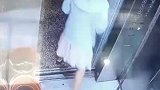 心真大，女子用钢锯卡电梯门酿大错！
