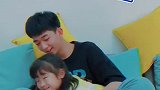 妹妹扑向哥哥那一刻，哥哥的这个动作，应该是哥哥的本能反应吧