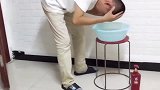 主人吹头发不小心触到电，狗狗看到赶紧拔掉电源救主人，感动