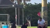 卡塞米罗和梅西夫妇场边同坐闲谈
