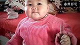 一岁宝宝宝宝藏起来生吃大葱！被妈妈嫌弃满嘴臭气！