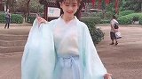 汉服姑娘许愿树前跳“98k”，身后的小哥哥亮了，怎么这么皮