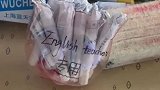 安徽安庆：英语老师粉尘过敏，同学悄悄给每支粉笔做上笔套