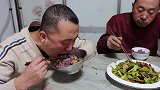很家常的腊肉炒芹菜，配上香喷喷的大米饭，这吃法太哇塞了