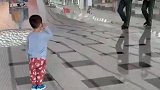 萌娃见到武警叔叔后，第一反应亮了！