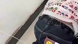 哥哥和弟弟发生争执，哥哥毫不犹豫选择出手