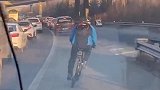 山东烟台：救护车急救途中遇堵 骑行小哥挨个敲车窗开道