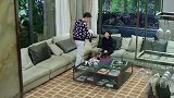 美女回到家看到“老公”正在和美女喝酒聊天，还准备留她过夜，美女劝他可别把事情搞砸了