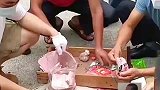 后人整理遗物发现大量现金，这是老人生前不舍得吃喝攒下来的