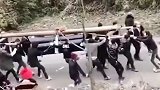 贵州 山路又湿又滑，大家集体跌倒！莫怪莫怪！