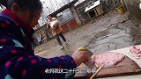 胖妹腌200斤腊肉，一人急的团团转，还好老妈来救场，轻松搞定