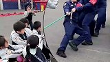 消防员与小朋友拔河比赛拼尽全力后惜败