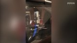 德甲-1718赛季-迈向复出的第一步 诺伊尔终于扔掉拐杖了！-新闻