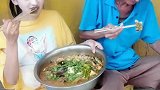 快来尝尝我的拿手菜，铁锅炖大鱼！