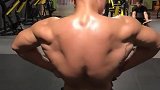 健身房偷拍一位小哥哥，回头率绝对百分百，小姐姐看到难以抗拒
