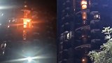 惊险！广东一小区观光电梯施工时起火 火团不断从高层坠落