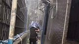 爷爷雨天接宝宝回家