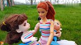 芭比一家带美人鱼去公园野炊，两位好朋友在户外玩的很开心