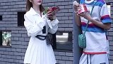 小姐姐在等人吗，也不知道谁有这么大的福气能成为她的男朋友