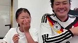 王大雷身穿德国队8号球衣和女儿一起做手势舞