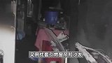 女子身中10多刀装死逃生：嫌犯逃走前曾放火烧房，窗帘烧化滴在腿上都不敢动