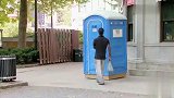 路人去上厕所，结果被连人带厕所给拉走了
